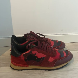 Valentino Rockrunners - Röda valentino rockrunners | Colorway - Röd | Storlek - 42 | Skick - 9/10 | inga defekter alls | Inget og medföljer | Nypris - 7000kr | Hör av er vid frågor eller funderingar 🙌