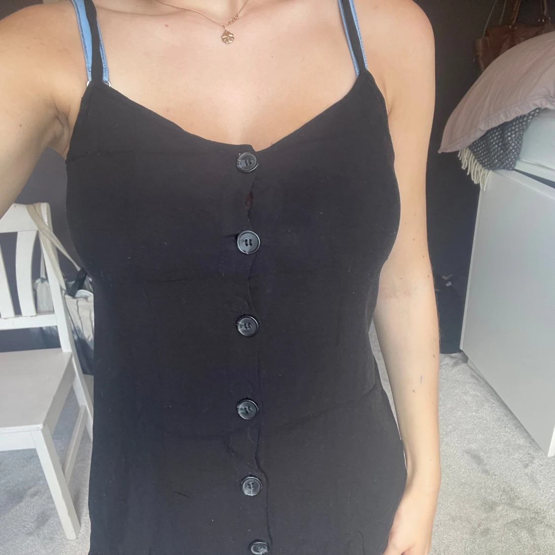 Svart kort klänning med knappar - 2