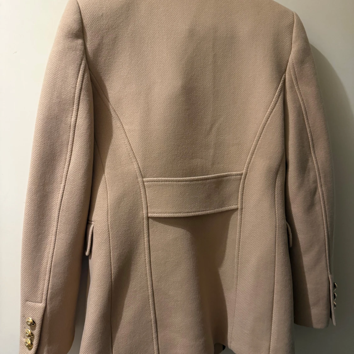 Beige kappa med guldknappar från Zara - 1