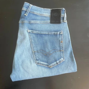 Replay Anbass W32 - Säljer ett par riktigt feta Replay Anbass jeans i storleken w32 och l34. Skriv vid minsta fråga!