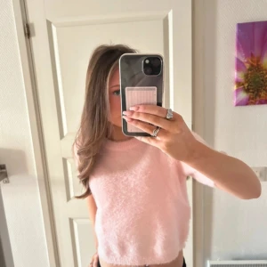 Rosa stickad tshirt - Jättefin fluffig stickad T-shirt🥰 säljer då den ej kommer till användning längre!! Pris går alltid att diskuteras💕