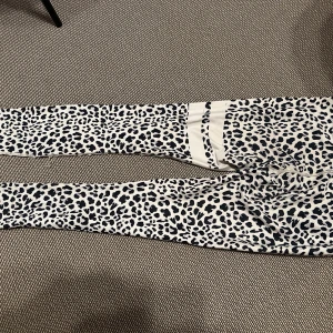 Leopardmönstrade Stronger   - Gamla modellen Stronger i storlek S. Så snygga! 