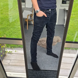 Nudie jeans - Nudie jeans storlek 31/32. Bra skick förutom att de är lite slitna vid ljumsken. Dock inget som syns när man har på sig dem 🤩