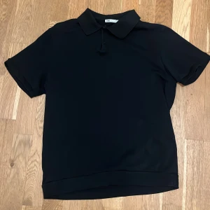 Svart Piké Zara - Svart Piké från Zara i storle Large.