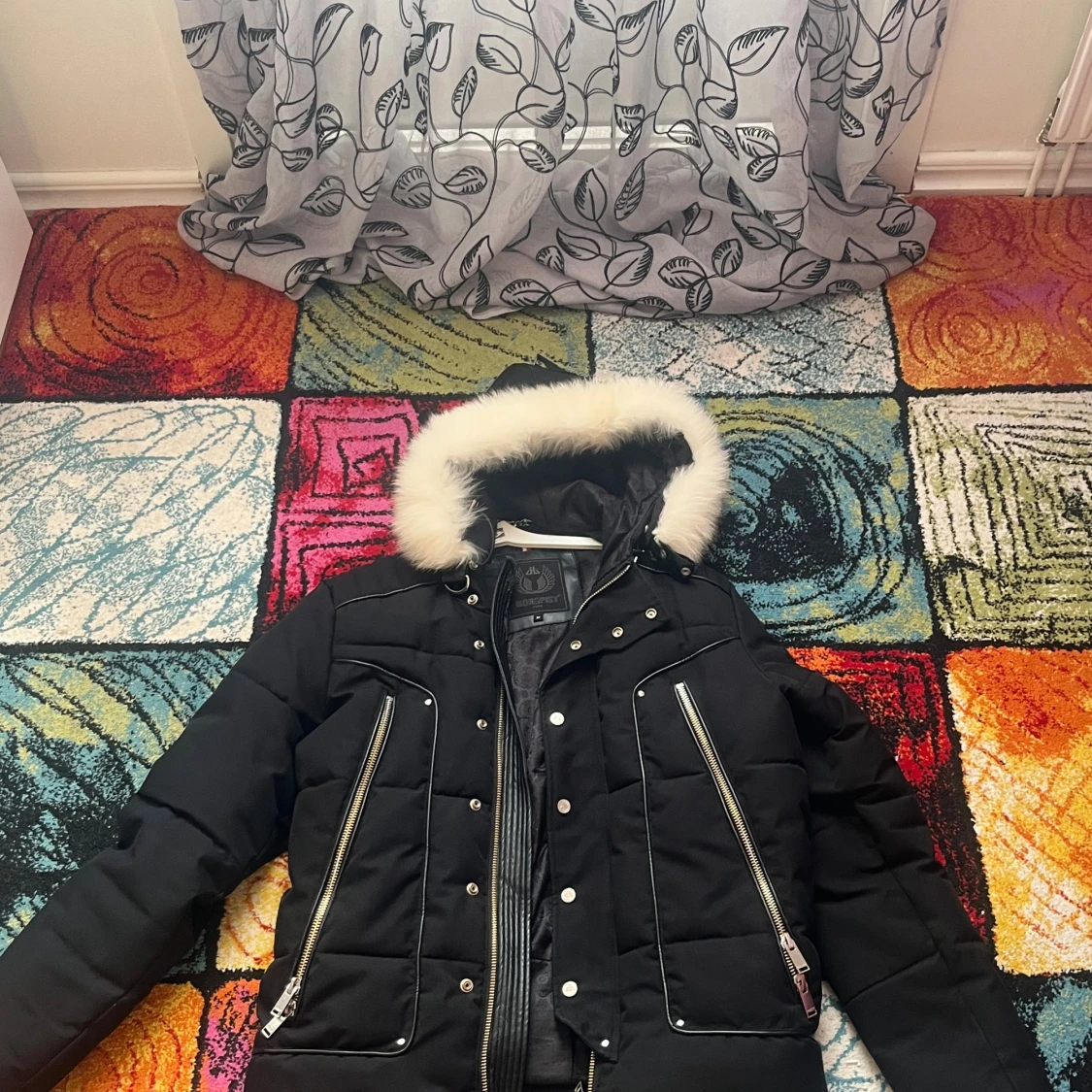 Svart pufferjacka med fuskpäls från Horspist
