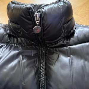 Svart pufferjacka från Moncler - En frech jacka. Har använt den föra vinter.priset går att diskutera