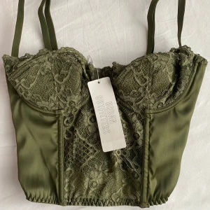 Korsett topp  - Super fin topp från Urban outfitters i färgen Khaki, endast testad på 💕Nypris 500kr 