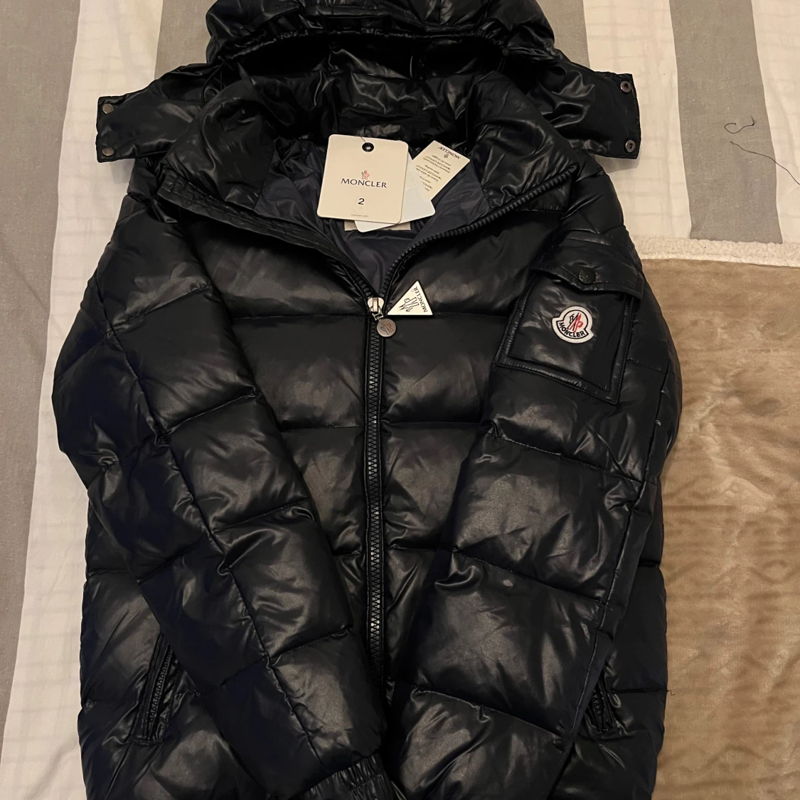 Svart Moncler pufferjacka med huva - 1
