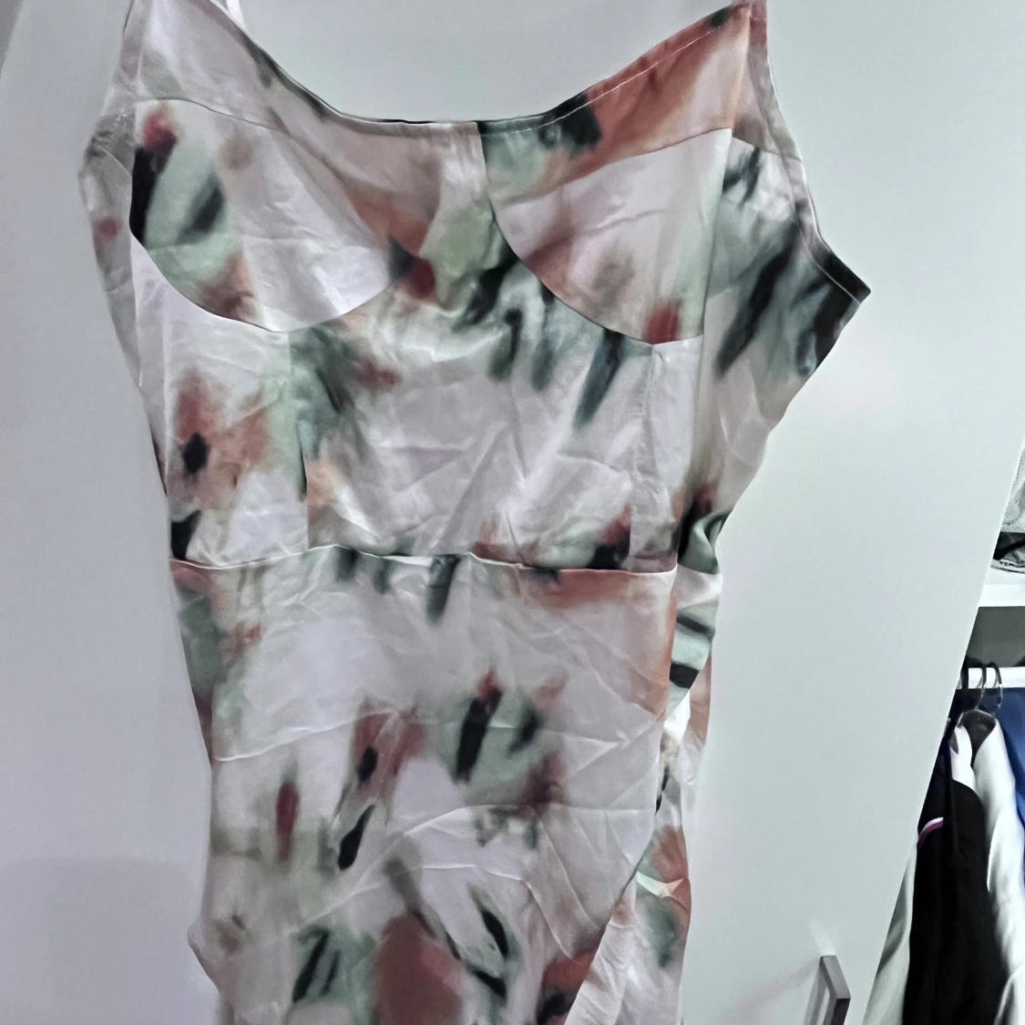 Sidenklänning med abstrakt mönster - 1