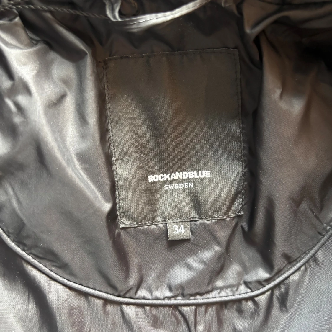 Svart lång dunjacka Rockandblue - 4