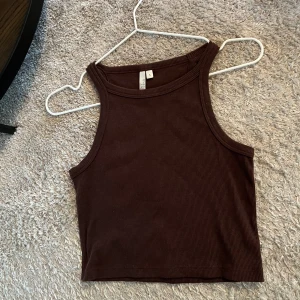 Brun topp från Nelly - Brun croppad topp från Nelly i storlek S🤎