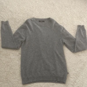 Matinique Kashmir tröja - Snygg 100% Kashmir tröja från Matinique i storlek S. Skulle säga att den passar M också. Rekommenderar den starkt nu till vintern då den både är varm och bekväm. Säljer den för att den är för stor. Hör av er om ni har några funderingar!