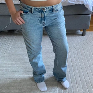 Jeans  - Super snygga Jeans från pieces i storlek 28  Midja: 37 (rakt över) Innerbenslängd: 80cm   Jag är 172cm och bär vanligtvis S/36 Kolla gärna in mina andra annonser och få rabatt på bundles🌸♻️