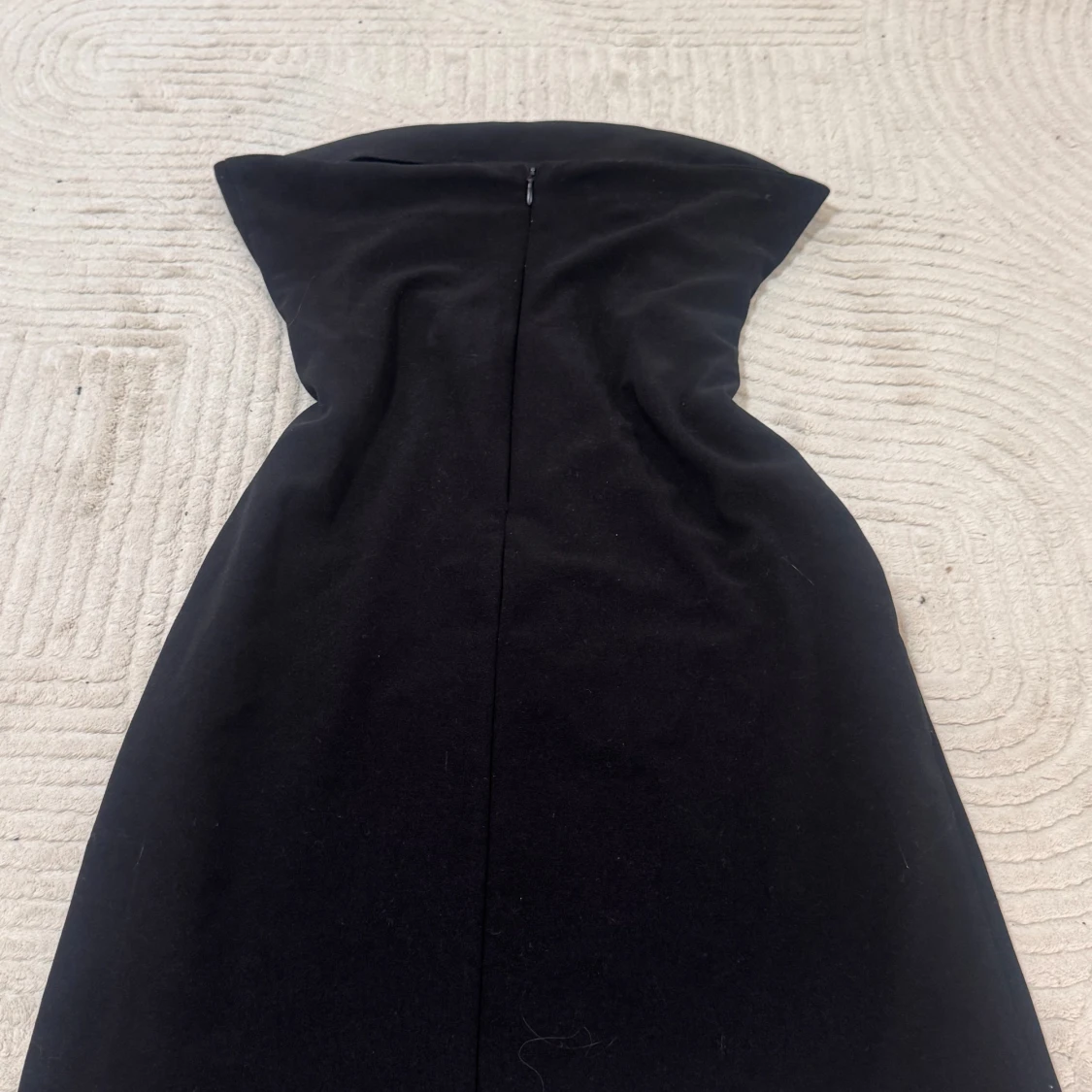 Svart axelbandslös klänning Koton - 1