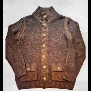 Stickad cardigan med knapp - Mysig brun stickad kofta med hög krage och ribbade muddar. Perfekt och varm cardigan som samtidigt är väldigt stilig.😆Vid frågor är de bara att hojta till!📲📲