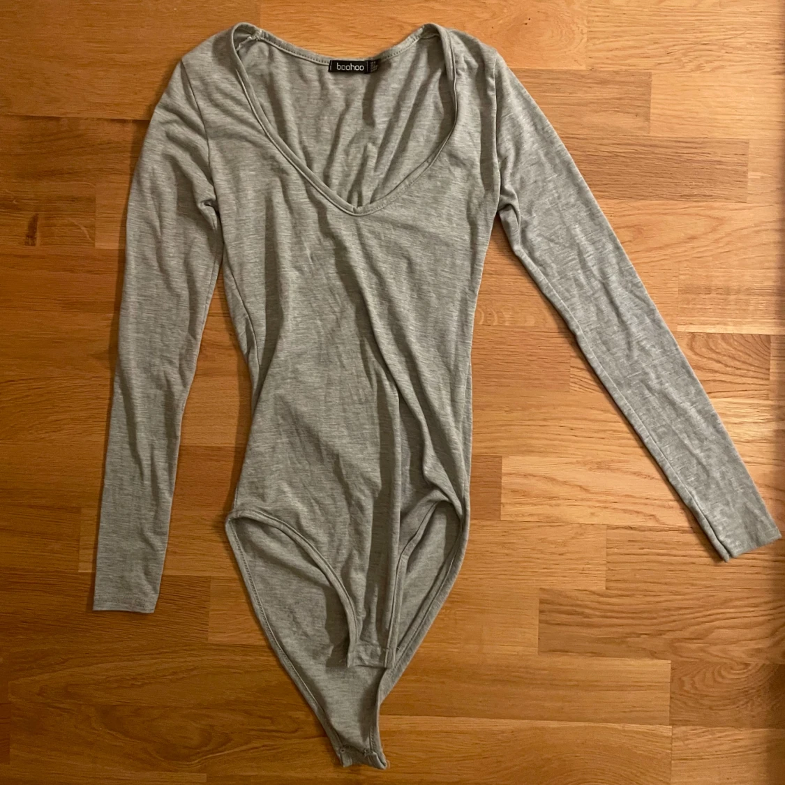 Grå långärmad bodysuit Boohoo
