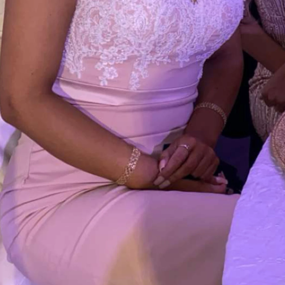 Ljusrosa spetsklänning med smala axelband - 2