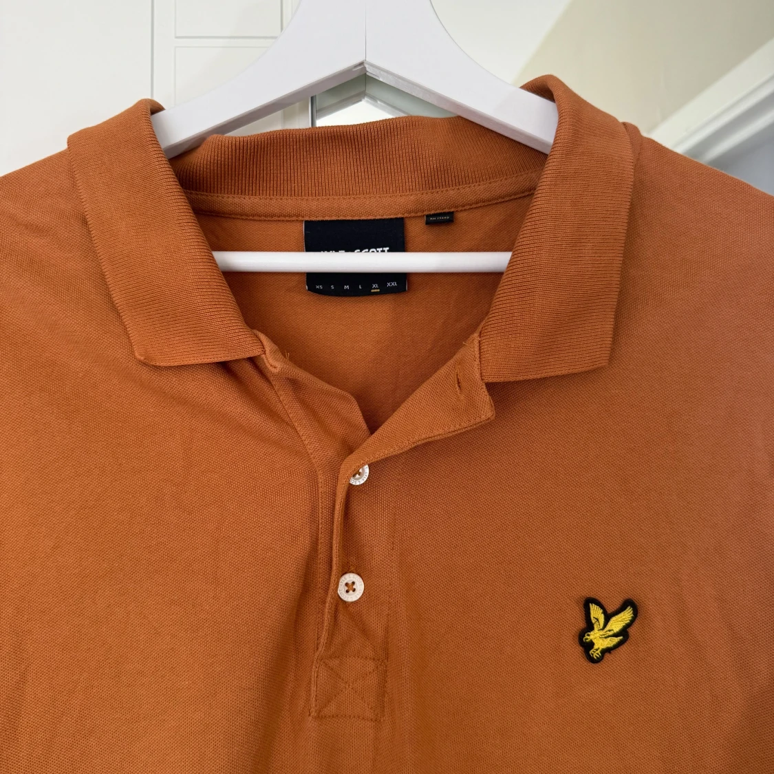 Brun pikétröja från Lyle & Scott