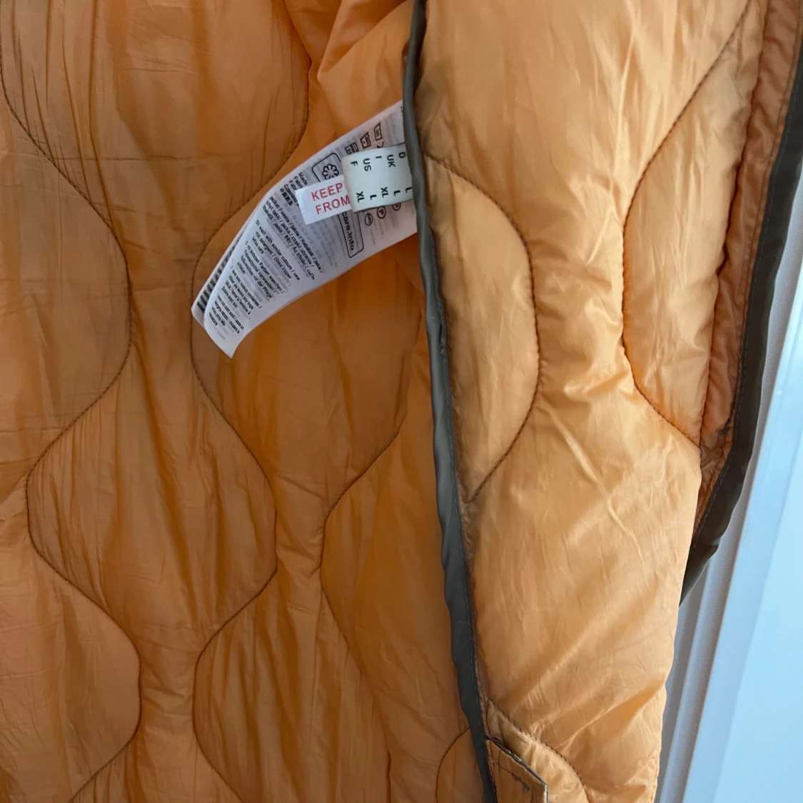  Lång pufferjacka i olivgrönt/fin orange färg. - 2