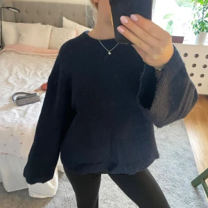 Mörkblå oversized stickad tröja - Mysig mörkblå stickad tröja med oversized passform och långa ärmar. Sitter bra på mig som vanligtvis har s/m. 