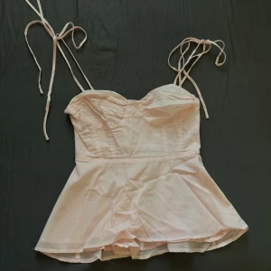 Rosa Topp - Säljs då den ej passar mig längre. Toppen är oanvänd, stängs och öppnas med dragkedja på sidan.