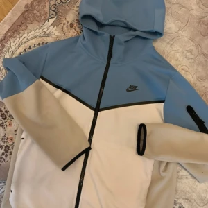 Nike Tech Fleece Hoodie Blå Beige - • Färg: Blå / Beige / Vit (colorblock) • Bekväm, lätt och snygg design • I mycket bra skick, knappt använd  Perfekt för vardag eller träning.