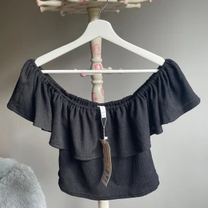 Svart offshoulder volangtop -  svart offshoulder topp från new yorker 