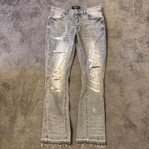 Flared jeans - Flared jeans från lorenzo i grå färg, Storleken är 30/30 men passar upp till 32, kolla sista bild för att se passformen.