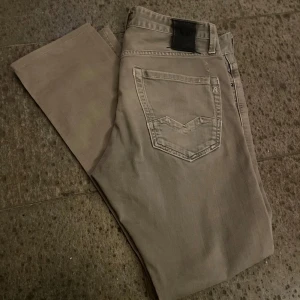 Vintage Replay Jeans - Säljer dessa tvär feta vintage replay jeans för ett bra pris. Färgen är grå/ biege.