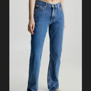 Weekday 26/30 blå jeans straight fit - Höstiga weekday jeans med raka ben och medelhög midja. Byxorna har knappgylf, fem fickor och tydliga kontrastsömmar. Perfekta för en avslappnad och snygg look.