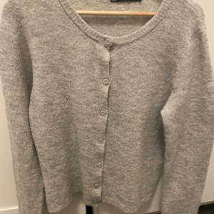 Grå kofta från lager 157 - Grå kofta ifrån lager 157 med knappar. Använd ett par gånger men i gott skick. 