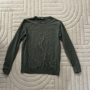 Sweatshirt Dressman - Fet grön sweatshirt från Dressman 100% bomull. Strl: M Inte använd mycket så i nyskick. Köpt för 600 kr, mitt pris: 400kr. Pris kan diskuteras vid snabb affär💰 Modellen är 180 cm, 60 kg. Skriv inte om du inte tänker köpa! Skriv vid minsta fundering. 