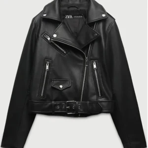 Svart skinnjacka från Zara - Snygg svart skinnjacka från Zara med klassisk bikerstil. Jackan har flera dragkedjor, snedställd front, bälte i midjan och silvriga detaljer. Perfekt för dig som vill ha en edgy look med attityd.