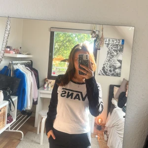 Vans långärmad svartvit tröja - Säljer en långärmad tröja från Vans i storlek L. 