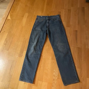 Levi's Stay Loose jeans blå W32 L34 - Säljer ett par Levi's Stay Loose jeans i klassisk blå denim. Jeansen har en loose fit med raka ben och normal midja. Tillverkade i slitstarkt bomullsjeans-tyg och har klassiska Levi's-detaljer som läderpatch och femficksdesign. Ställ frågor om du har funderingar!