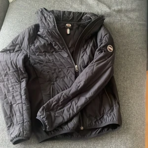 Svart quiltad jacka från colmar - Säljer en Colmar-jacka i mycket gott skick. Kvalitativt material och tidlös design. Passar dig som är ca 155–170 cm lång. Tveka inte på att kontakta vid funderingar!  