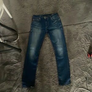 2x jack & jones jeans  - Säljer ett par mörkblå skinny jeans från Jack & Jones med snygga slitningar och tvättade detaljer. Jeansen har klassisk femficksdesign och smal passform som sitter tajt längs benen. Perfekta för dig som gillar en modern och stilren look. De första är 27/30 och de andra är 27 32