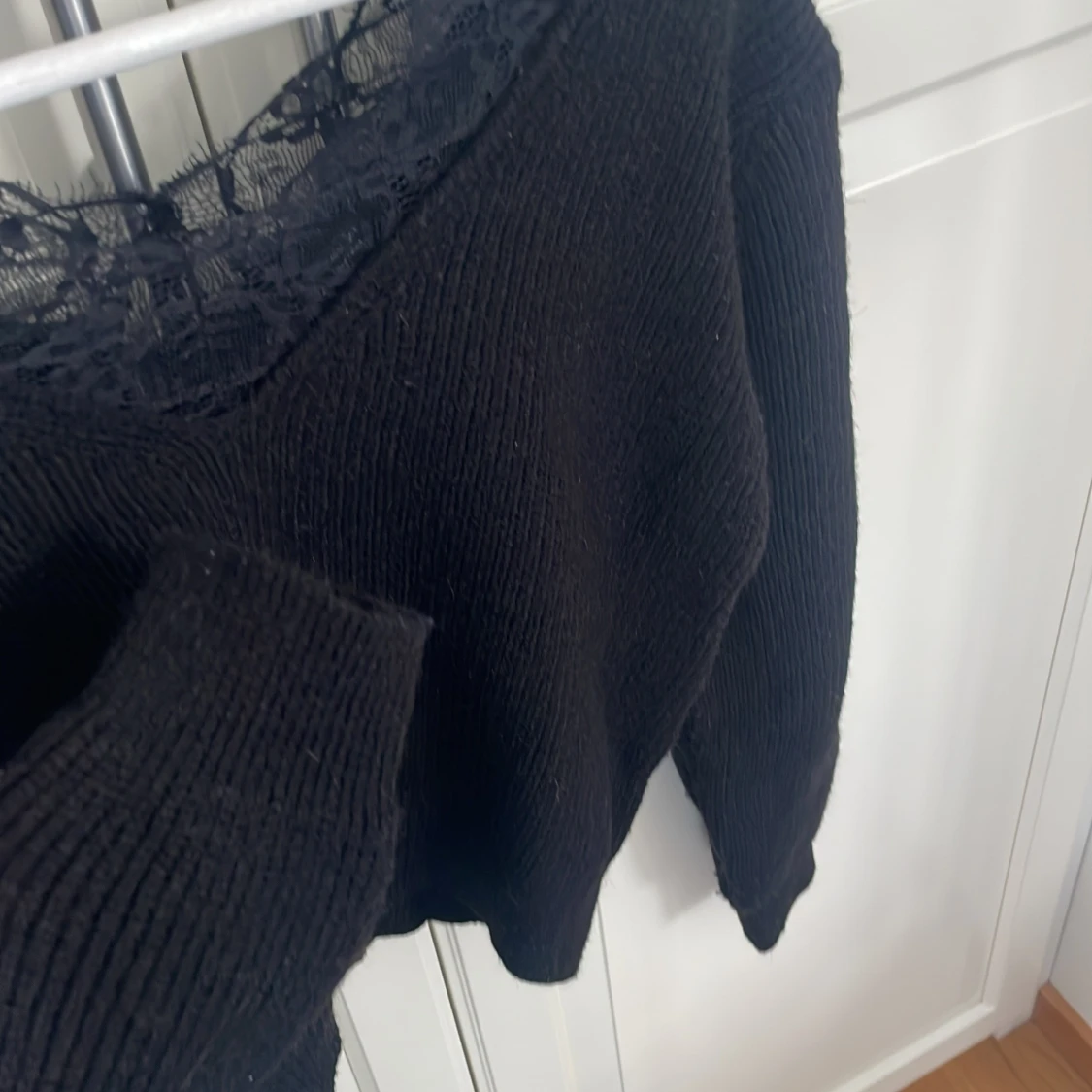 Svart stickad tröja med spetsdetalj - 2