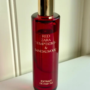 Zara Red Temptation & Sandalwood 50 ml - Extrait de Parfum med 50 ml volym. Kvarvarande mängd syns på bild. Kommer i originalförpackningen. Givetvis förvarad mörkt och svalt. 