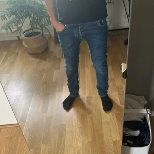 Jacob Cohen blå jeans style 622 - Säljer ett par blå jeans från Jacob Cohen, modell style 622.  Jeansen har väldigt bra kvalité och är i storlek 31. Hör av er vid funderingar