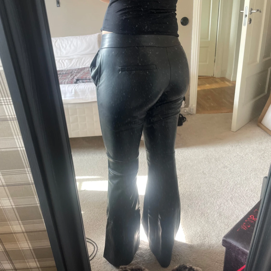 Svarta bootcut byxor i skinnimitation - 2