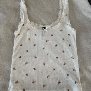 Blommig topp - Supersöt vit linnetopp från H&M Divided med små rosa blommor och spetskant runt halsringningen. Storlek XS men passar mig som är S. Pris kan diskuteras 💕