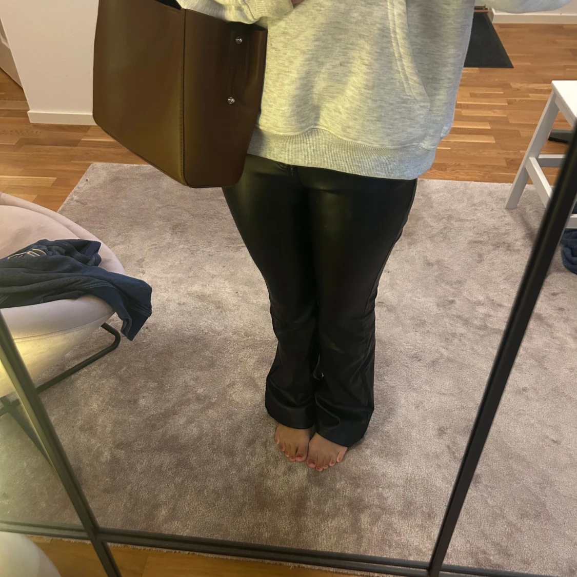 Svarta bootcut byxor i skinnimitation - 1