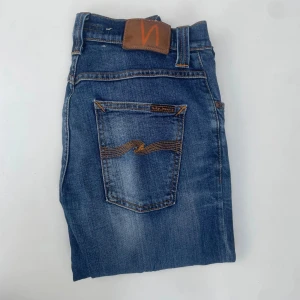 Nudie jeans Grim Tim - Tja! Säljer detta feta par Nudie jeans i modellen Grim Tim. De har en najs fade och är knappt använda. Storlek W29 L32. Kan absolut gå ner i pris via diskution! Hör av er vid frågor eller funderingar!
