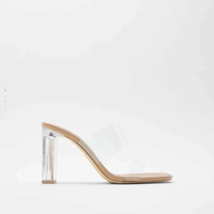 Klara sandaler med transparent klack Zara - Säljer ett par trendiga sandaler från Zara med transparent blockklack och två breda, genomskinliga remmar. Sulan är beige och har en fyrkantig tå. Perfekta för dig som gillar en clean och modern look med en twist. Tror dom är 10cm 