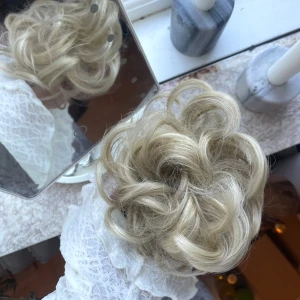 Blond lockig hårscrunchie - Säljer en blond hårscrunchie med lockigt syntethår, perfekt för att snabbt fixa en voluminös och snygg uppsättning. Ger en naturlig look med sina mjuka, blonda lockar och är enkel att använda för att skapa en festlig frisyr. Oanvänd!