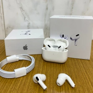 AirPods Pro - Apple AirPods Pro med aktiv brusreducering, trådlös laddningsetui och silikonproppar för perfekt passform. Levereras komplett med originalförpackning och laddkabel. Produkten ser ut att vara i nyskick utan synligt slitage eller defekter.