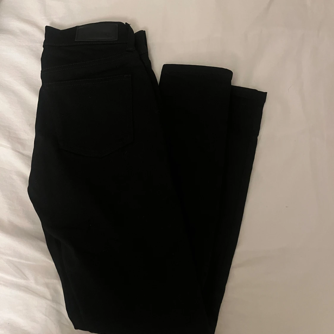 Svarta jeansbyxor med raka ben