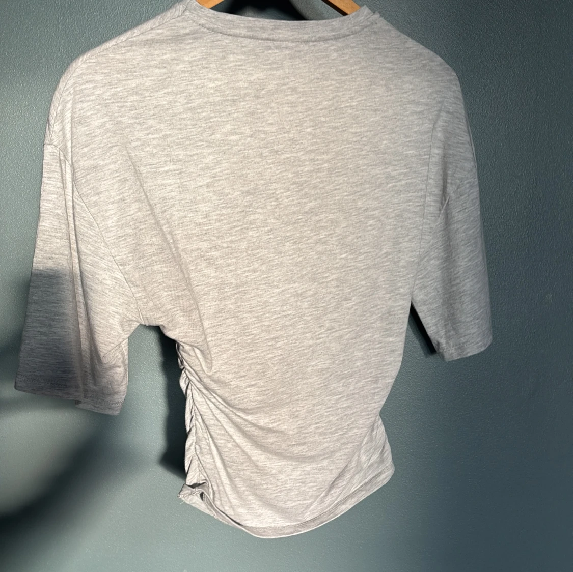 Ljusgrå croppad t-shirt Gina Tricot - 1