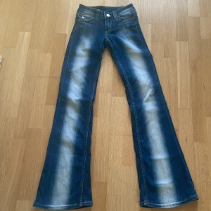  Low waist Bootcut jeans - Snygga jätte low waist blå bootcut jeans från cheep monday (Weekday) med slitna detaljer och ljusa partier framtill och baktill. Nästintill oanvända och köpta för 400kr. Strl 23/30💙